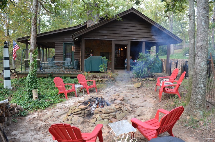 I awoke this morning to the aroma of campfire at the lakeside cabin of Bob & Barbara-- the couple who treated me to great dental work at their clinic in Athens. 